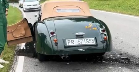 Zabytkowy Jaguar XK120 roztrzaskany. "Wolała skupić się na telefonie"