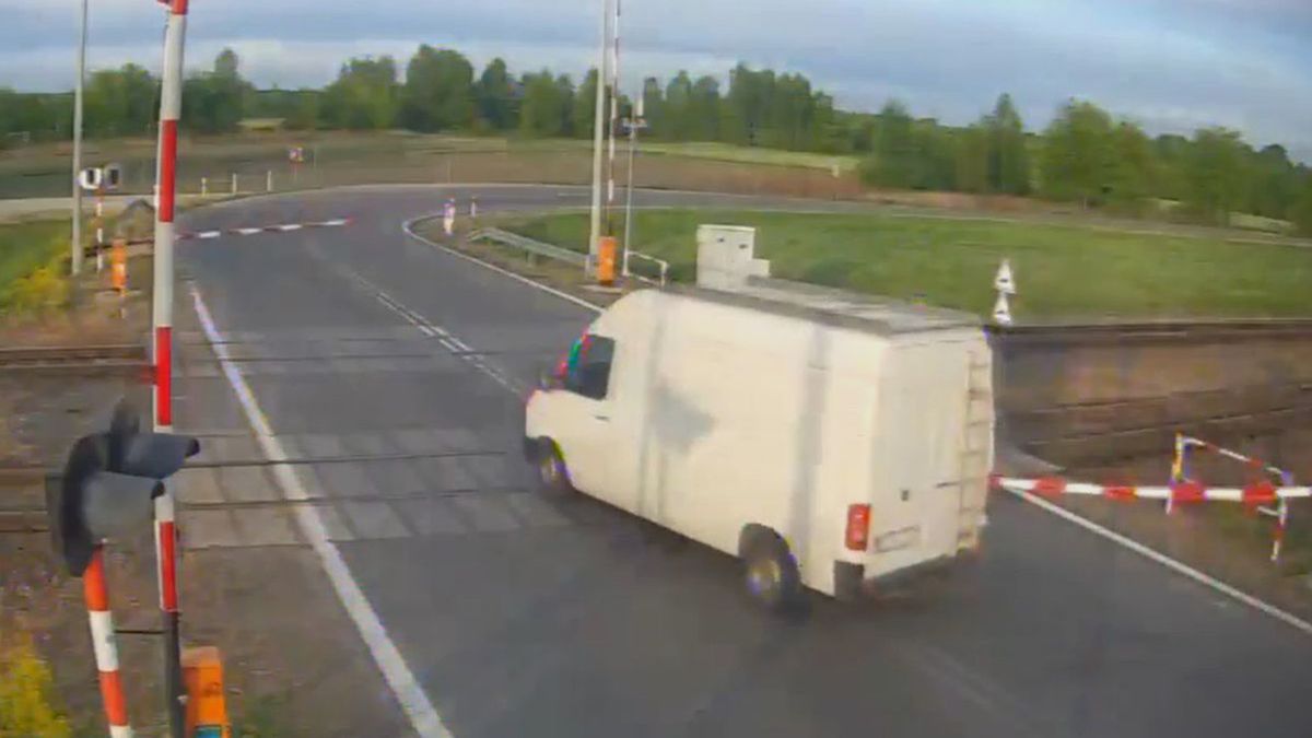 Kierowca dostawczego volkswagena nie zatrzymał się na czerwonym świetle