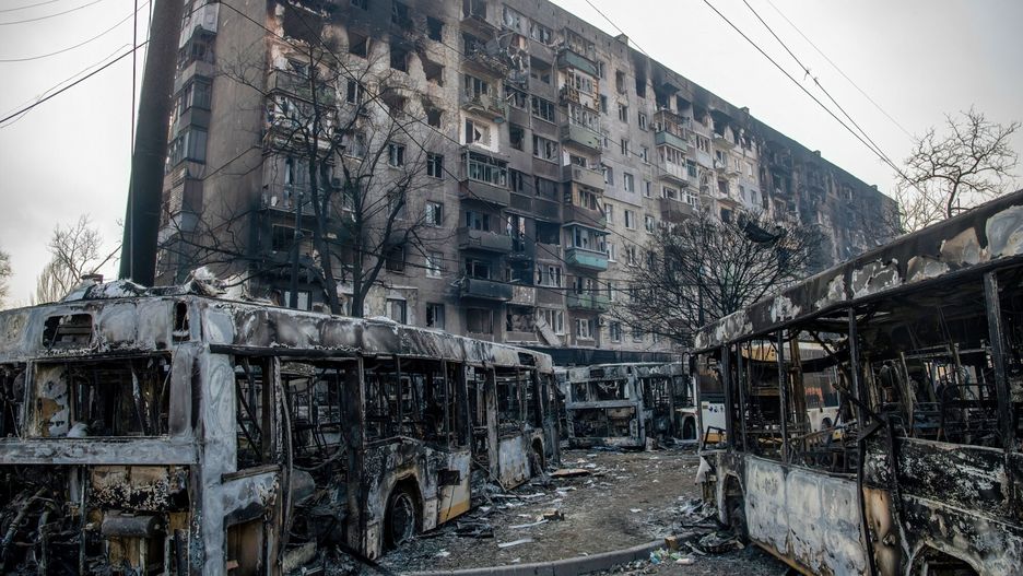 Wojna w Ukrainie - sytuacja w MariupoluMandatory Credit: Photo by Maximilian Clarke/SOPA Images/Shutterstock (12863989l)  A line of buses placed by Ukrainian Azov Battalion defenders to impede the advance of Russian / pro-Russian forces as they fight deeper into the city. The battle between Russian / Pro Russian forces and the defencing Ukrainian forces lead by Azov battalion continues in the port city of Mariupol.  Military conflict continues in Mariupol, Ukraine - 23 Mar 2022Maximilian Clarke/SOPA Images/Shutterstock