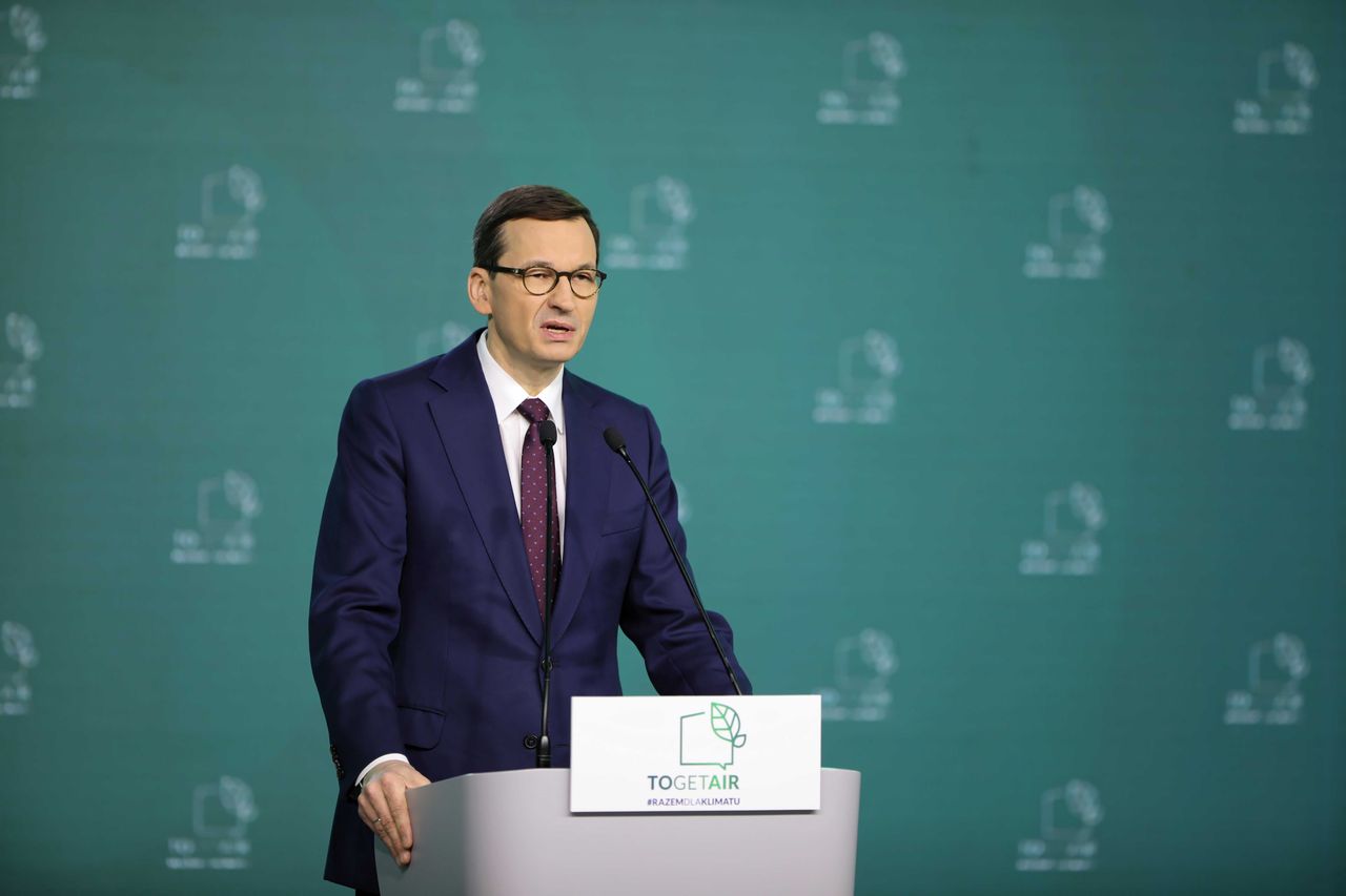 Morawiecki w "Politique Internationale": "Jestem zdumiony lekkością, z jaką ataki na chrześcijaństwo są dziś przeprowadzane w Europie"