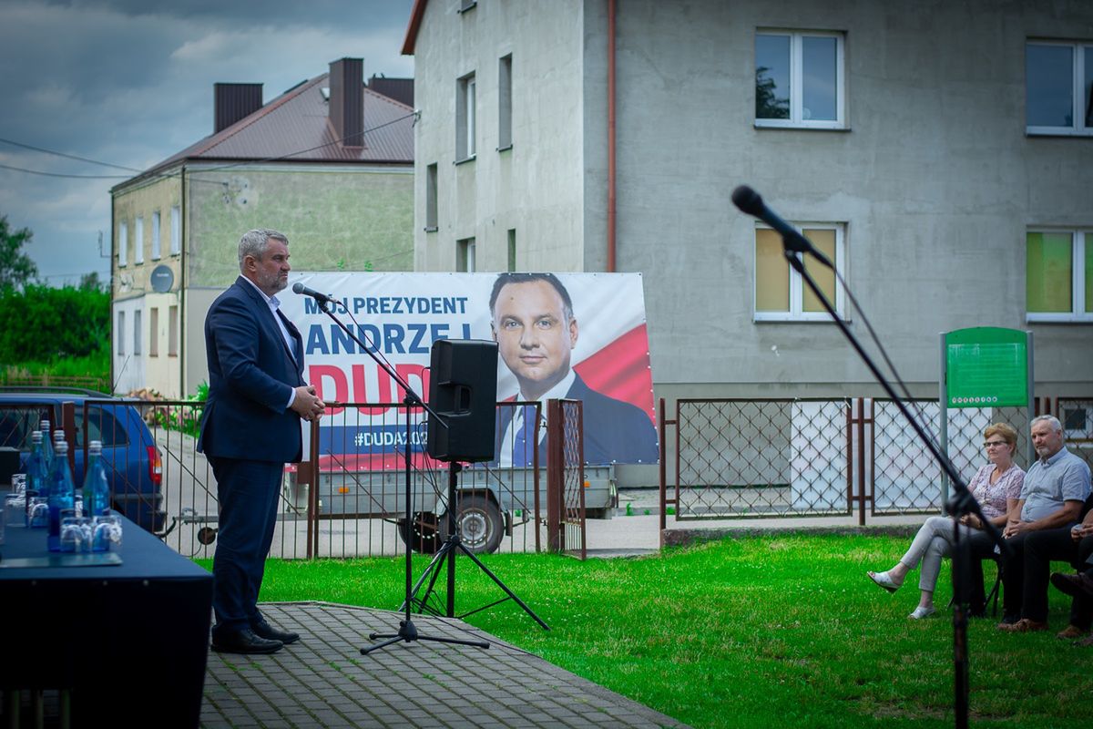 Minister rolnictwa Jan Krzysztof Ardanowski odwiedza stawiski tuż przed wyborami prezydenckim w 2020 roku