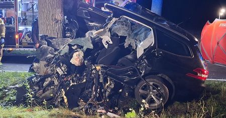 Zginął na miejscu. Przód kompletnie rozbity. Tragiczny wypadek