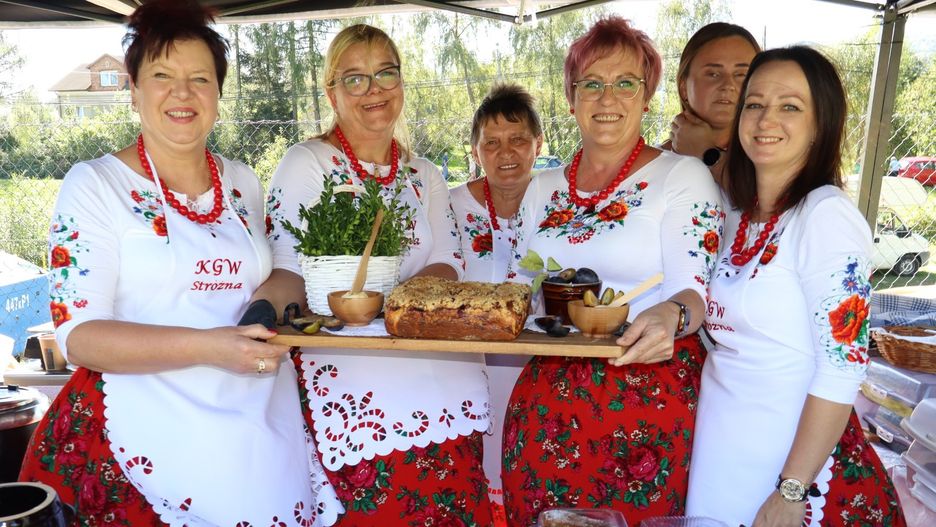 Agro Gorlice 2025. W konkursie kulinarnym zwyciężyła klasyka - wypiekane w piecu chlebowym drożdżowe ze śliwkami, które przygotowały gospodynie ze Stróżnej, nie miało sobie równych