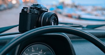 Bezlusterkowiec Nikon Zf to istny powrót do przyszłości