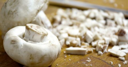 Większość wyrzuca, a to wartościowy produkt. Dodaję do zupy albo kotletów