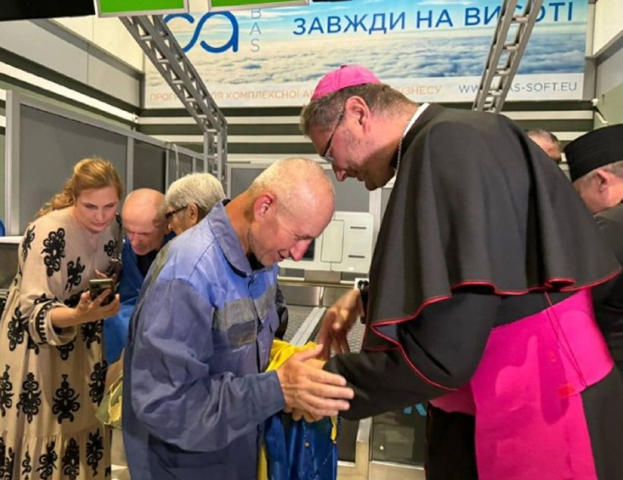 The priests freed from Russian captivity. They are already in Ukraine.