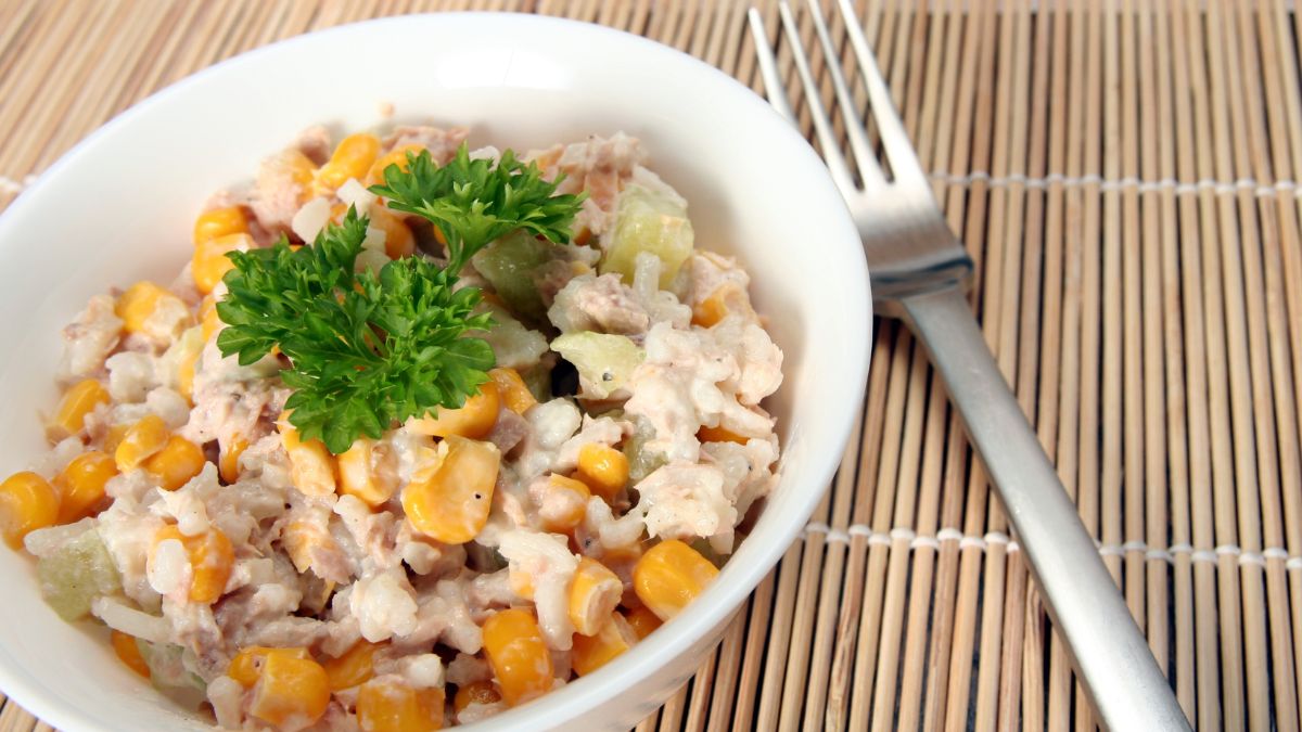 Sałatka z wędzonym kurczakiem, idealna propozycja na jesień.