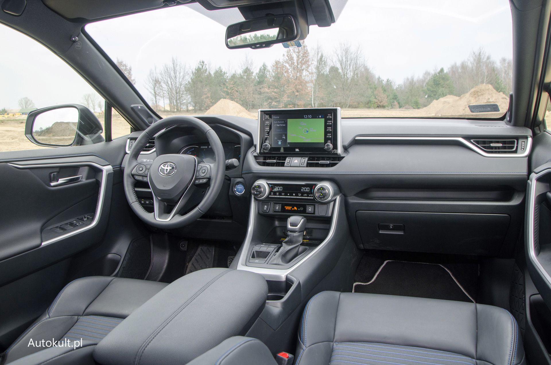 Bardzo podoba mi się projekt przedniej części wnętrza Toyoty RAV4.