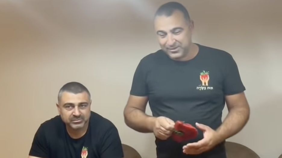 Bracia bliźniacy z Izraela wyhodowali na swoim polu na rodzinnej farmie największą truskawkę. Pobili rekord, należący do tej pory do Japończyka (YouTube) 