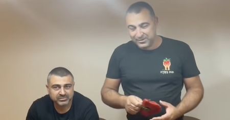 Izraelscy rolnicy wyhodowali największą truskawkę. To była radość