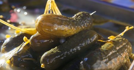 Lubisz ogórki kiszone? Zaszkodzisz sobie, jeśli zapomnisz o jednej rzeczy