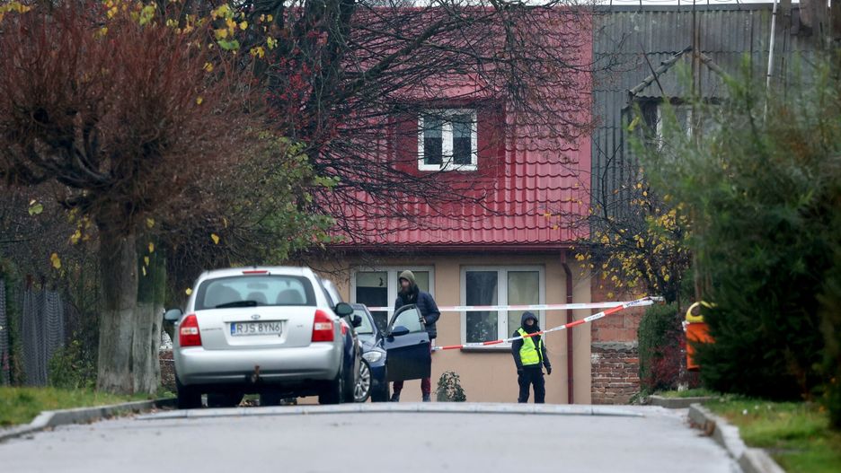 Eksplozja w Przewodowie
Fot. Pawel Wodzynski/East News, Przewodow (woj. lubelskie), 16.11.2022. Miejscowosc Przewodow w powiecie hrubieszowskim przy granicy z Ukraina, gdzie 15.11. doszlo do wybuchu. Zginely dwie osoby. Wg. wstepnych informacji wybuch spowodowany by? przez rakiete prawdopodobnie rosyjskiej produkcj. N ie jest wykluczone, ze pocisk zostal wystrzelony przez Ukraincow jako element obrony przeciwrakietowej. N/z policyjna blokada drogi
Pawel Wodzynski