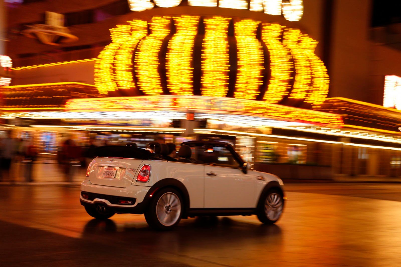 Galeria Mini jako celebracja sprzedaży półmilionowego egzemplarza w USA 178