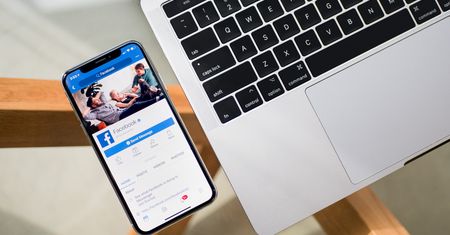 Facebook śledzi już nawet pobierane z niego zdjęcia