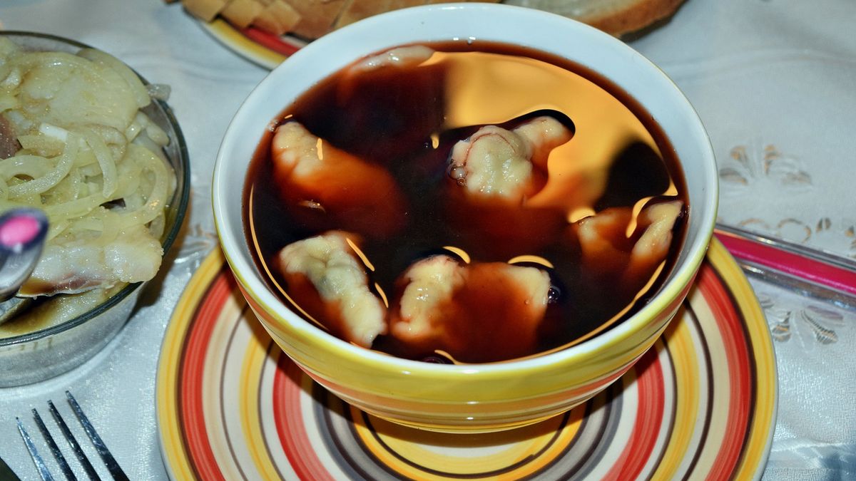 Barszcz czerwony to jedna z najpopularniejszych zup świątecznych.