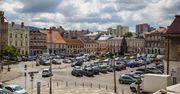 Bielsko-Biała. Służył głównie za parking. Teraz plac Wojska Polskiego zmieni się... w park