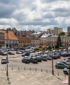 Bielsko-Biała. Służył głównie za parking. Teraz plac Wojska Polskiego zmieni się... w park