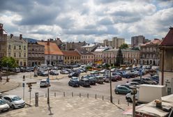 Bielsko-Biała. Służył głównie za parking. Teraz plac Wojska Polskiego zmieni się... w park