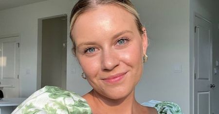Wyszła w bikini przed dom. "Nie ma nic bardziej krępującego"