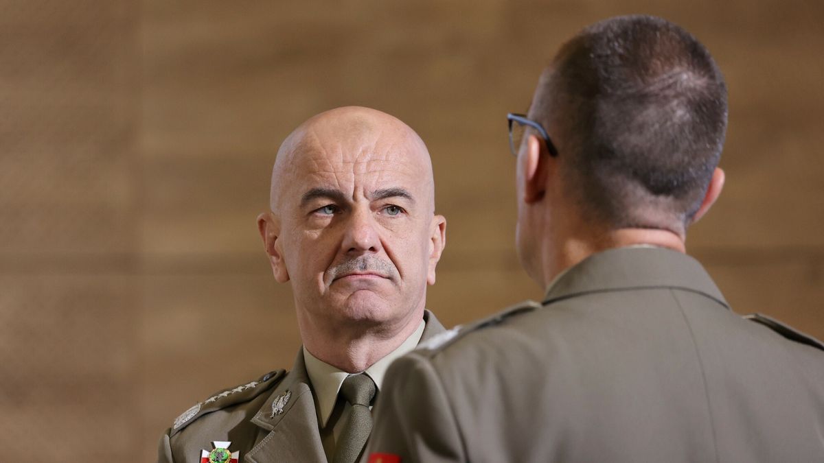 Szef Sztabu Generalnego Wojska Polskiego Rajmund Andrzejczak oraz dowódca Operacyjny Rodzajów Sil Zbrojnych gen. broni Tomasz Piotrowski (tylem)