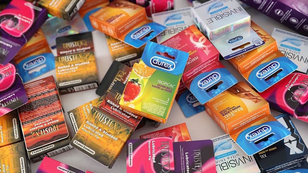 W okresie pandemii sprzedaż prezerwatyw spadła.