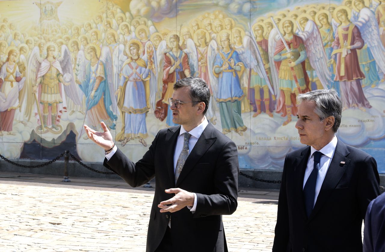 Ukrainian Foreign Minister Dmytro Kuleba (L) talks to US Secretary of State Antony Blinken (R) as they walk past frescos of the St. Mykhailivsky Cathedral during their meeting in downtown Kyiv, Ukraine, 15 May 2024. Blinken arrived in Kyiv on 14 May to meet with senior Ukrainian officials to underscore 'enduring support for Ukraine' by the United States and to discuss battlefield updates as well as new US security and economic assistance, among other topics, the US State Department said. EPA/SERGEY DOLZHENKO Dostawca: PAP/EPA.