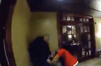 Sceny w hotelu. Szop spadł z sufitu i zaatakował gościa