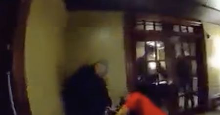 Sceny w hotelu. Szop spadł z sufitu i zaatakował gościa