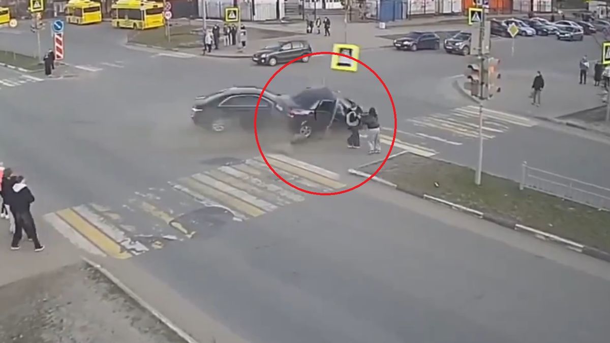 Dwójka Rosjan cudem uniknęła zderzenia z rozpędzonymi autami