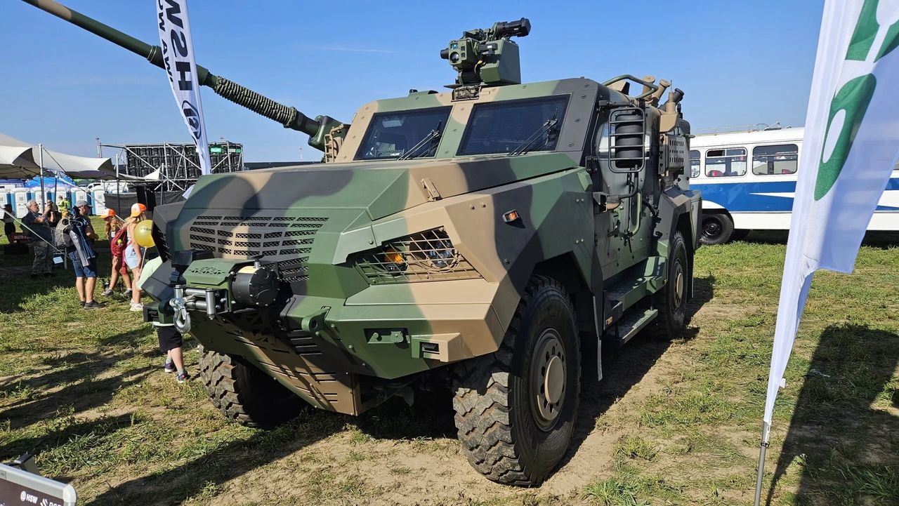 Waran w odmianie wozu dowódczego z modułem uzbrojenia ZSMU. W tej konfiguracji pojazdy mogą być wykorzystywane do dowodzenia bateriami artyleryjskim HOMAR-A, HOMAR-K, LANGUSTA-M lub wyrzutniami ppk Brimstone, kupionymi w ramach programu Ottokar-Brzoza.