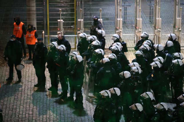 Policja zabezpieczała wejście na stadion