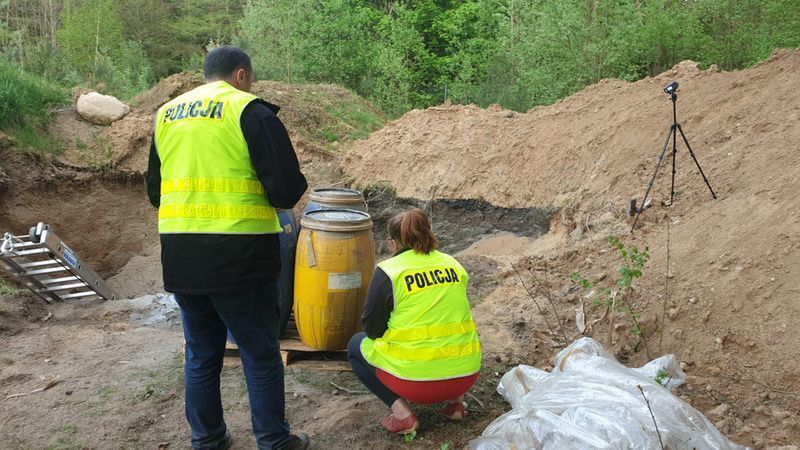 Funkcjonariusze nakryli dwóch mężczyzn na wlewaniu chemikaliów bezpośrednio do gruntu  