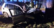 Mława: Volkswagen wypadł z drogi i wbił się w drzewo. Kierowca zginął
