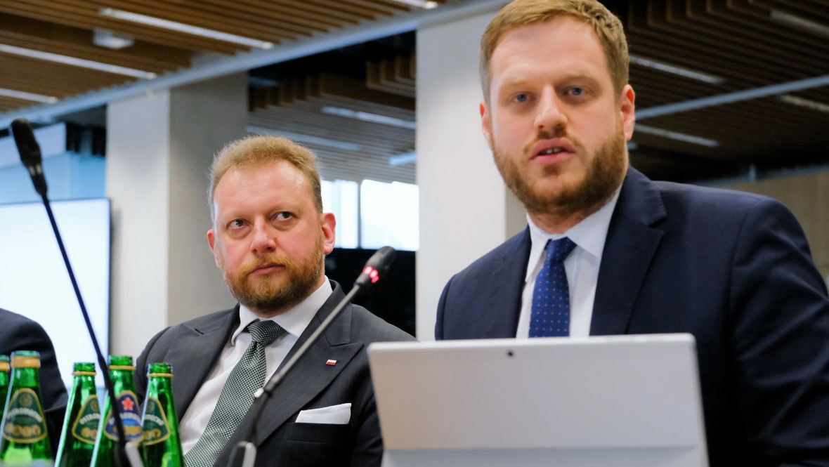 Janusz Cieszyński (z prawej) podczas posiedzenia sejmowej Komisji Zdrowia rozpatrującej poselski wniosek o wyrażenie wotum nieufności wobec ministra zdrowia Łukasza Szumowskiego (z lewej). 2 czerwca 2020 roku