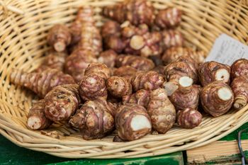 Wypatruj tej bulwy w sklepie. Możesz ją ukisić albo jeść do obiadu zamiast ziemniaków