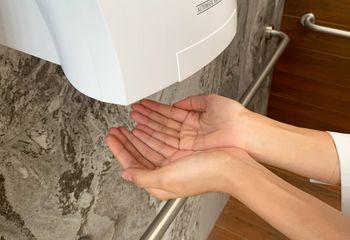 Nie susz rąk suszarką w publicznej toalecie. To siedlisko bakterii