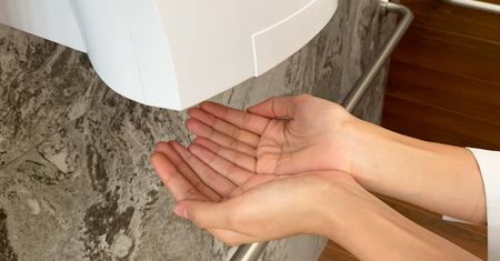 Nie susz rąk suszarką w publicznej toalecie. To siedlisko bakterii