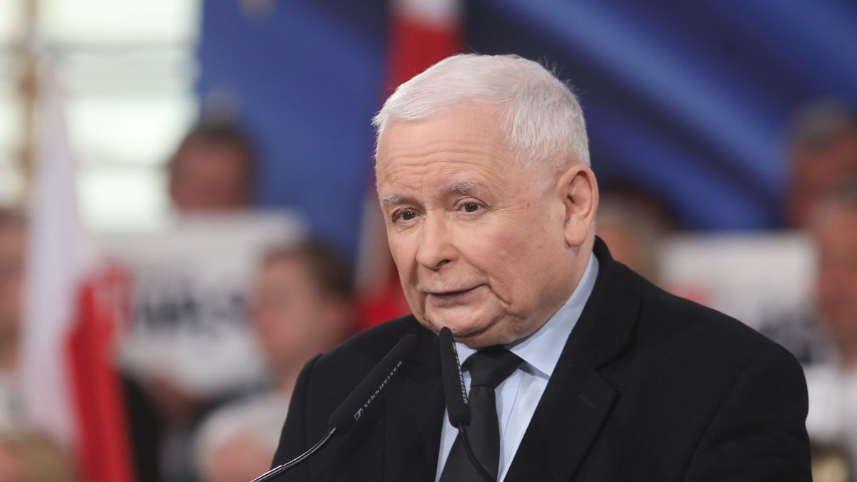 Dąbrowa Białostocka, 16.05.2024. Kampania wyborcza do Parlamentu Europejskiego. Prezes PiS Jarosław Kaczyński przemawia na spotkaniu z mieszkańcami w Szkole Podstawowej im. Tadeusza Kościuszki w Dąbrowie Białostockiej, 16 bm. (jm) PAP/Artur Reszko