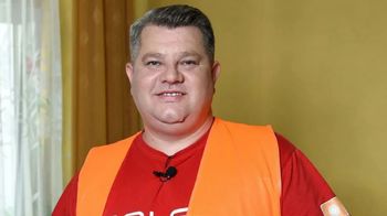 Po paraliżu twarzy odszedł z programu "Nasz nowy dom". Tak dziś wygląda jego życie