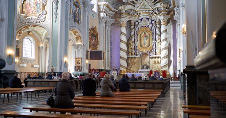 Trzeci etap odmrażania gospodarki od 18 maja. Jednak kościoły odczują go szybciej
