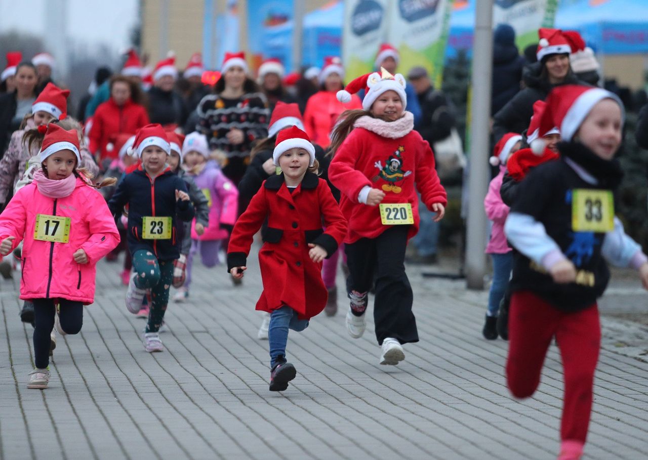 Przemyśl: Mikołaje pobiegli wokół Galerii Sanowa. Dwunasta edycja wydarzenia za nami