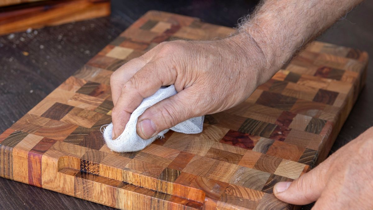 Prosty sposób na wyczyszczenie deski