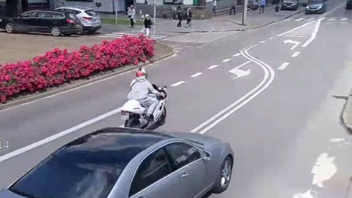 Motocyklista łamie przepisy w mieście
