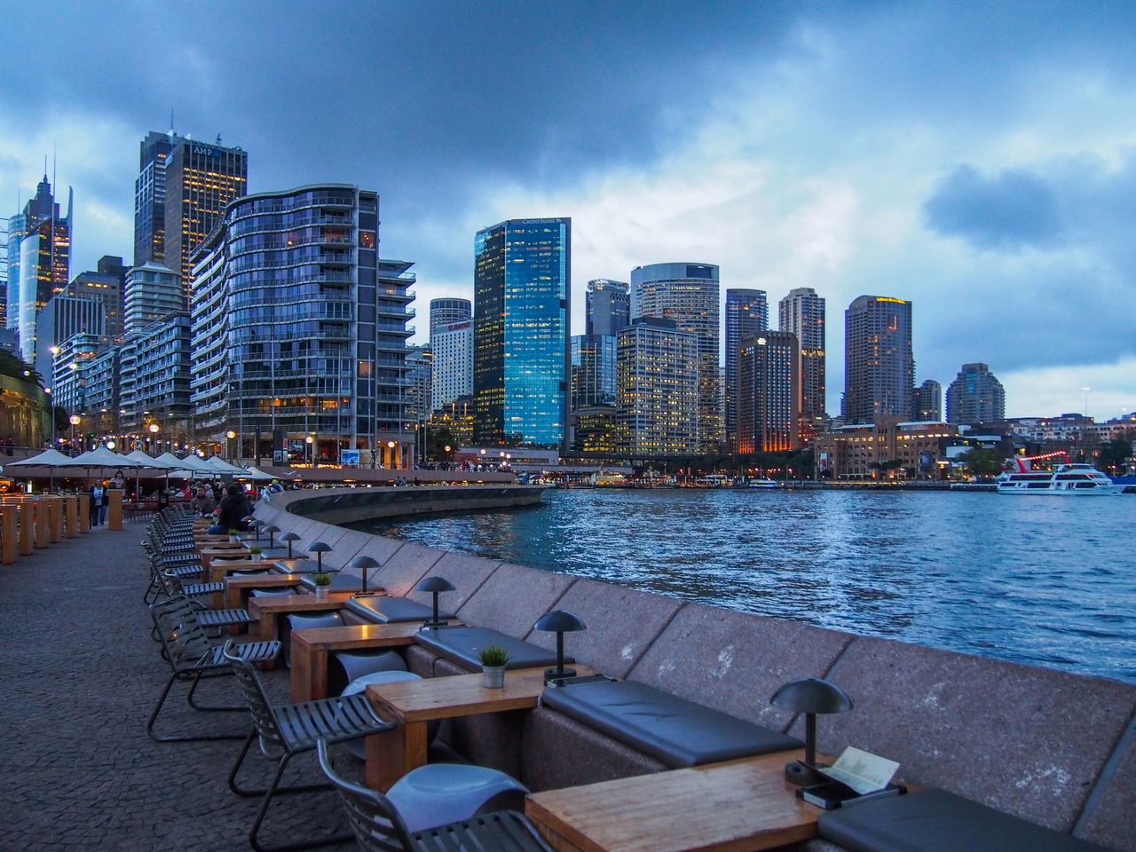 Po zmierzchu kolory są zdecydowanie bardziej niebieskie, co widać na tym zdjęciu. Sydney.