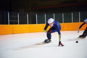 Łyżwiarstwo szybkie – zasady, odmiany i zalety. Jak zacząć i gdzie trenować?