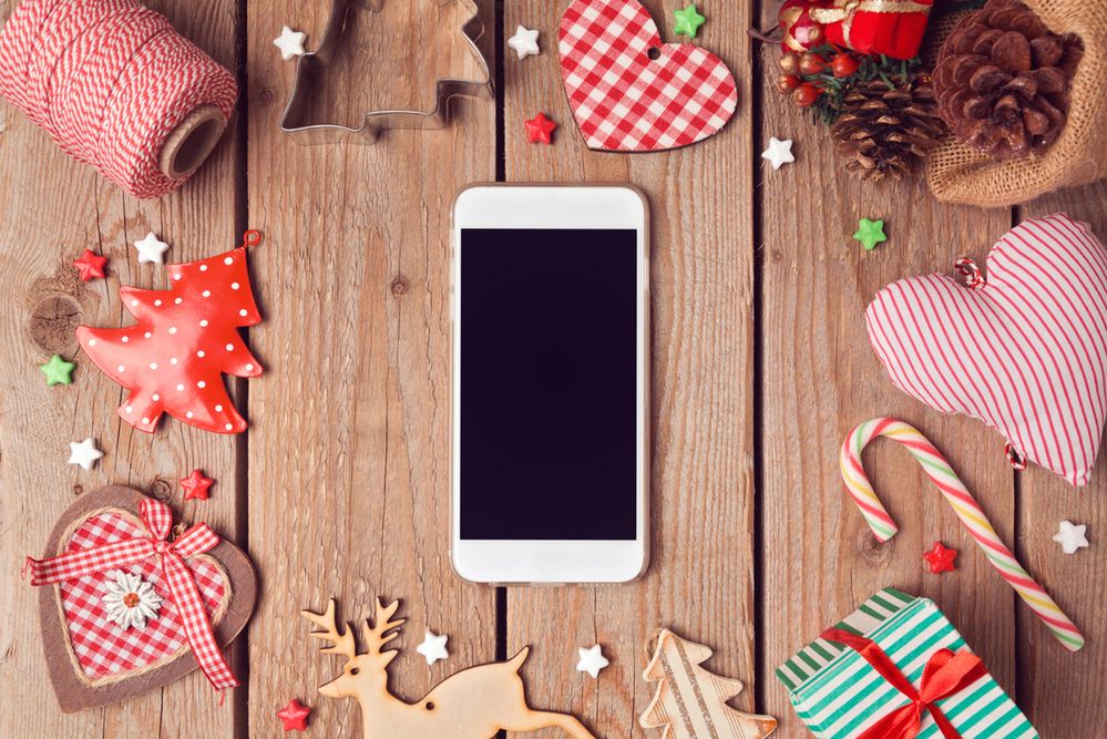 Smartfon w świątecznej scenerii
