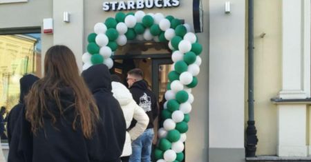 Otwarcie Starbucksa w Lublinie. W kolejce do lokalu ustawiło się kilkaset osób