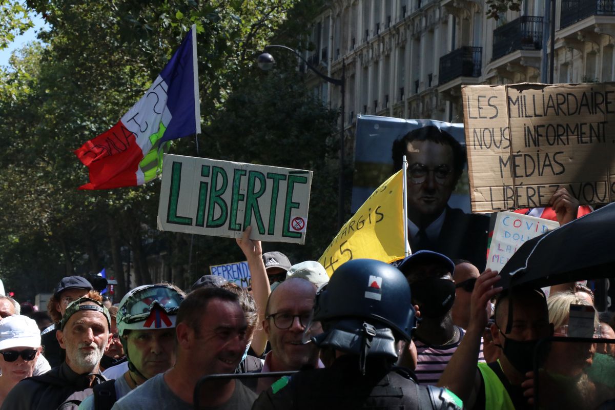 Francuzi wyszli na ulice. Nie zgadzają się na nowe restrykcje 
