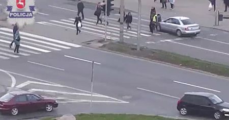 Potrącenie na przejściu na al. Tysiąclecia. Kierowca miał ponad 2,6 promila alkoholu.  [WIDEO]
