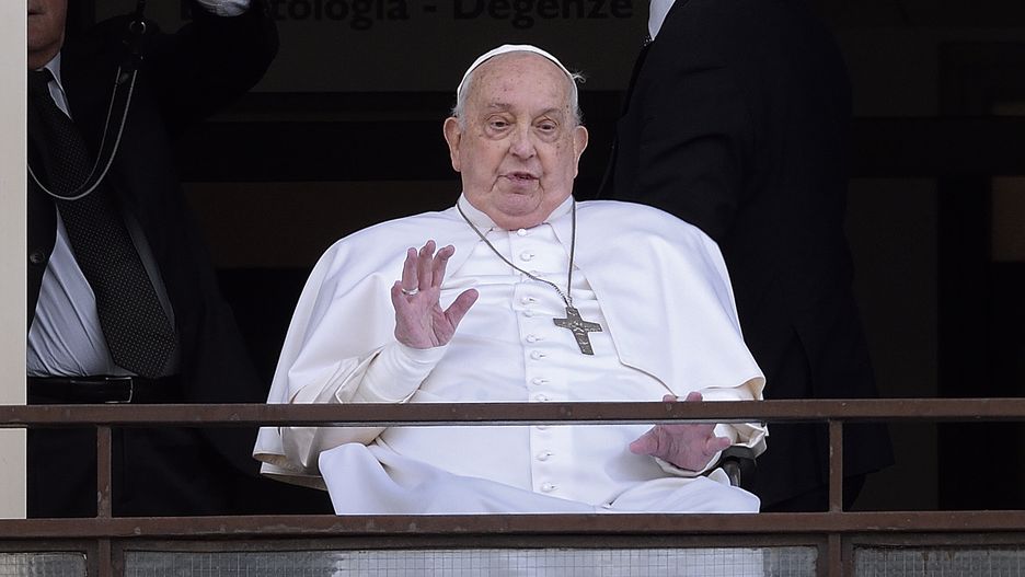 Pope Francis greets and blesses the faithful from the balcony of Policlinico Gemelli before his resignation. Rome (Itaia), March 23rd, 2025 (Photo by Rocco Spaziani/Archivio Spaziani/Mondadori Portfolio via Getty Images)